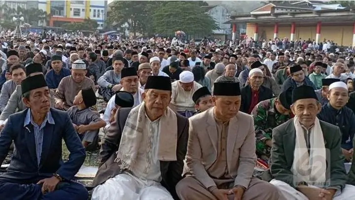 Unsur Muspida Kabupaten Sukabumi dan Muspika Cibadak turut mengikuti Shalat Idul-Fitri 1445 H di Lapang Sekarwangi. | Istimewa