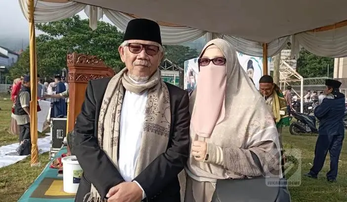 Imam dan Khatib Shalat Idul-Fitri 1445 di Lapang Sekarwangi Cibadak, KH Muhammad AR bersama Istri  | Istimewa