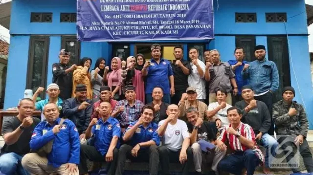 Foto bersama Ketua, pengurus dan sejumlah anggota LKRI Kokab Sukabumi