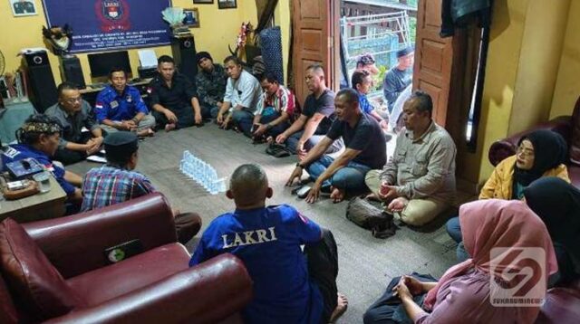 Sejumlah pengurus dan Anggota LAKRI Sukabumi tengah mendengarkan arahan dari Ketua DPK LAKRI Kokab Sukabumi, Aryanto Dachlan. | Foto: Dok. LAKRI