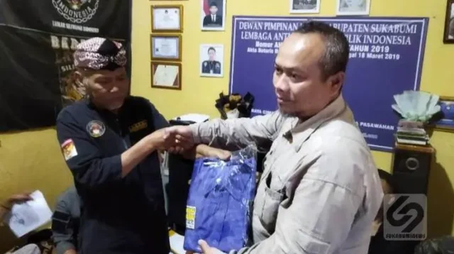 Salah satu pengurus LAKRI DPK Sukabumi yang akrab disapa Abah Usup memberikan Seragam kepada anggota baru LAKRI. | Foto: Dok. LAKRI