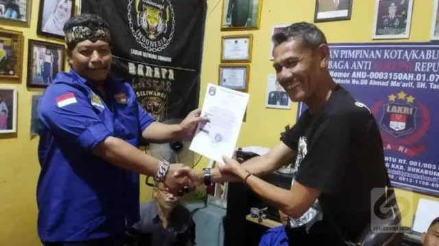 Ketua LAKRI DPK Sukabumi meberikan Surat Tugas secara simbolis kepada anggota baru LAKRI. | Foto: Dok. LAKRI