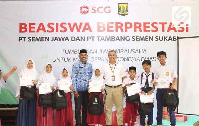 Administration General Manager dan Kepala Desa Sukamaju Aas Suganda usai menyerahkan beasiswa kepada pelajar berprestasi di wilayah desa yang dipimpinnya. | Ist