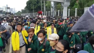 Demo Mahasiswa BEM di sekitar patung kuda Senin (populis)