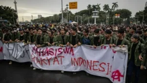 Mahasiswa yang tergabung dalam BEM-SI menggelar aksi unjuk rasa di sekitar Patung Arjuna Wijaya, Jakarta, Senin