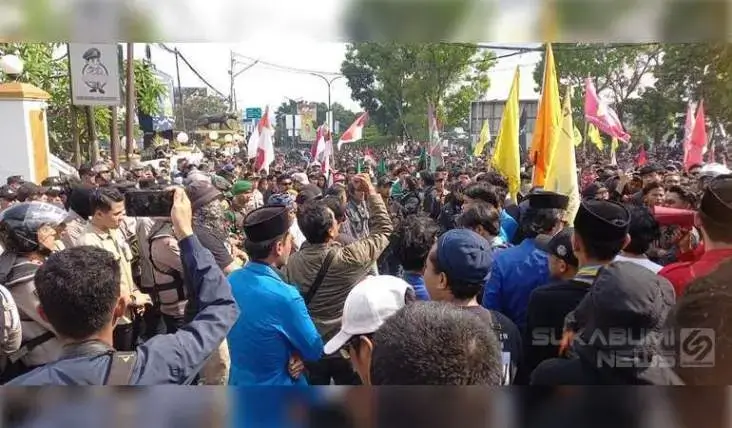 Ribuan Massa Gerakan Amarah Rakyat Sukabumi Unjuk Rasa Hingga Malam Bawa 11 Tuntutan