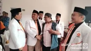 Sekretaris DPW PKS Jawa Barat Atang Trisnanto dikawal Ketua DPD PKS Kota Sukabumi Danny Ramdhani
