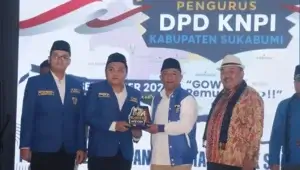 Wabup Sukabumi H Andreas menerima Plakat dari DPD KNPI