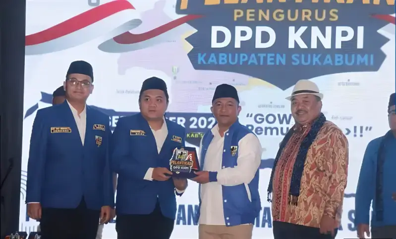 Wabup Sukabumi H Andreas menerima Plakat dari DPD KNPI