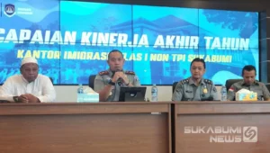 Kepala Kantor Imigrasi Kelas I Non TPI Sukabumi, Henki Kurniawan, S.H., M.H., (kedua dari kiri) memaparkan Capaian Kinerja Imigrasi di Akhir Tahun 2025, Selasa (30/12/2025). | Foto: Prim RK/ sukabumiNews