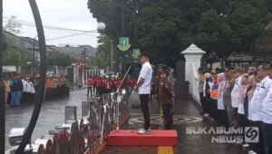 Wali Kota Sukabumi Pimpin Apel Siaga Nataru Foto: Wali Kota Sukabumi, Ayep Zaki meminpin apel siaga pengamanan Natal dan malam Tahun Baru 2026 (Nataru), di depan Kantor Wali Kota Sukabumi, Rabu (31/12/2025). | Bait Elyas/ sukabumiNews