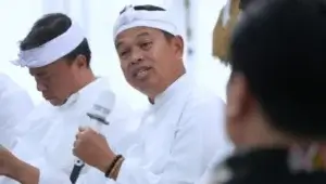 Gubernur Jawa Barat Dedi Mulyadi memberikan keterangan dalam sebuah rapat