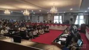 Ratusan anggota Forum RT-RW Se-Kota Sukabumi mendatangi Kantor DPRD
